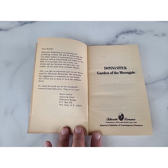 Vitek, Donna - Garden of the Moongate - Silhouette Publishers - #139- Paperback - Picture 3 of 10